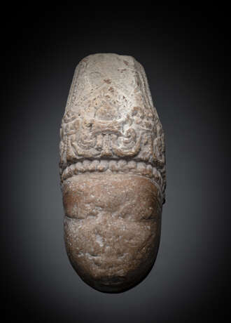 Kopf aus Sandstein, wahrscheinlich mit Darstellung des Vishnu - фото 1