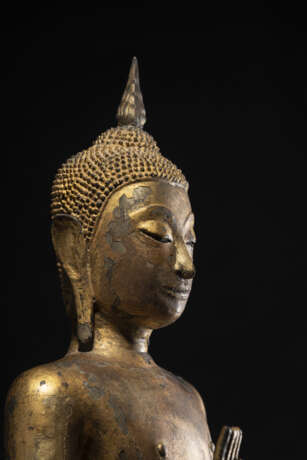 Stehende Bronze des Buddha Shakyamuni mit goldener Lackfassung - фото 3