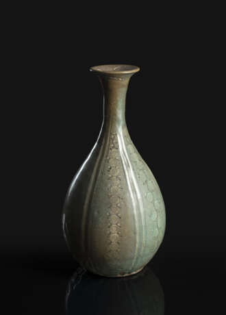Flaschenvase mit Seladonglasur und floralen 'sangam'-Einlagen - фото 1