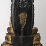 Sehr große Holzfigur des Buddha Shakyamuni mit goldener und schwarzer Lackfassung - photo 3
