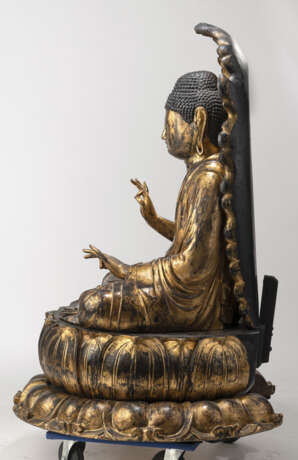 Sehr große Holzfigur des Buddha Shakyamuni mit goldener und schwarzer Lackfassung - photo 4