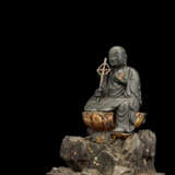 Statue des Jizo Bosatsu aus Holz mit schwarzer und partiell goldfarbener Fassung - photo 3
