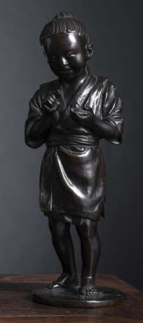 Bronze eines stehenden Knaben, ein Küken in der linken Hand fütternd - Foto 1