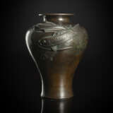 Vase mit reliefiertem Dekor von Koi - photo 1