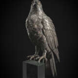 Bronze eines Greifvogels mit Silberfassung - фото 1