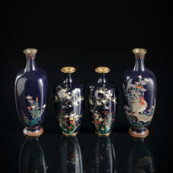 Paar feine Cloisonné-Vasen mit Hühnerdekor und Paar Vasen mit Chidori und Blüten, jeweils aus nachtblauem Fond