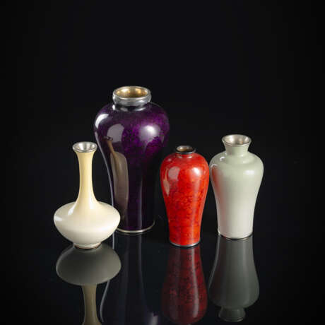 Gruppe von vier monochrom dekorierten Cloisonné-Vasen - photo 1