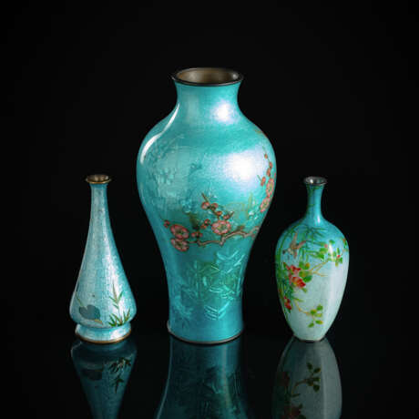 Drei Ginbari-Cloisonné-Vasen mit Blütenzweigen, bzw. floralem Dekor über türkisblauem Fond - photo 1