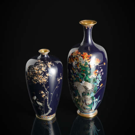 Zwei feine Cloisonné-Vasen mit Kranichen zwischen Blüten mit Silberstegen auf nachtblauem Fond - photo 1
