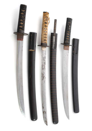 Drei Wakizashi mit schwarzen Lackscheiden - photo 1