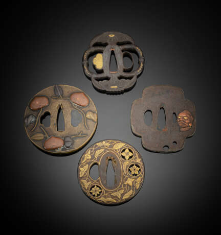 Drei Tsuba aus Eisen, teils tauschiert, eine Messing-Tsuba mit Kaki-Früchten in buntem Metall - Foto 1