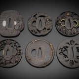 Sechs Tsuba aus Eisen, teils mit Gold tauschiert - photo 1