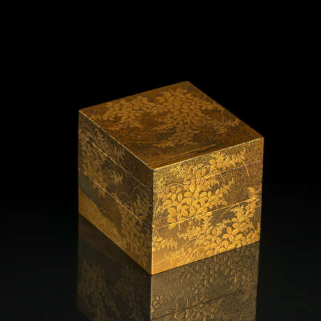 Feine quadratische Deckeldose mit Goldlackfond und fünfteiliges Inro mit Schwarzlackfond - Foto 1