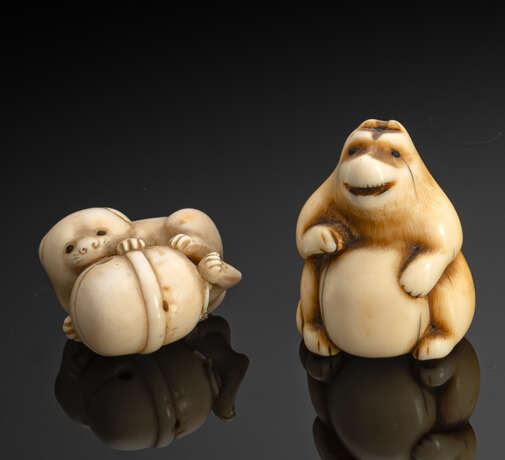 Zwei Netsuke aus Elfenbein: Tanuki und Hündchen mit Glocke spielend - Foto 1