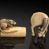 Zwei Netsuke aus Elfenbein: Ratte und grasendes Pferd - фото 1