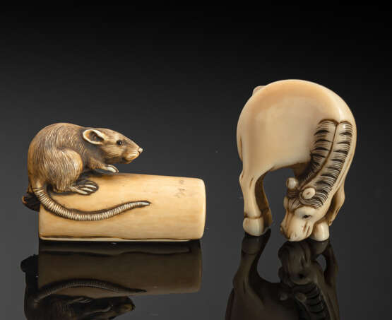 Zwei Netsuke aus Elfenbein: Ratte und grasendes Pferd - photo 1