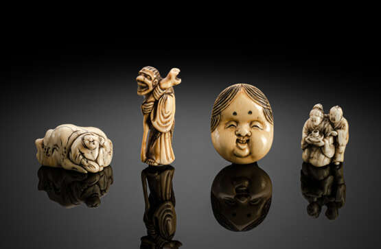 Gruppe von vier Netsuke aus Elfenbein: Maske, Sennin, Knabe an Felsen und Paar - photo 1