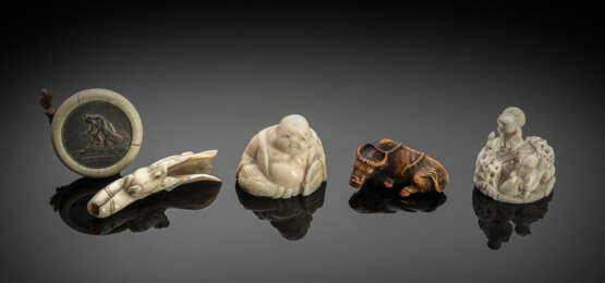 Vier Netsuke aus Elfenbein und ein Kagamibuta: Hotei, Frosch auf Lotusblatt, liegender Ochse, Ebisu auf einer Ratte reitend und Kinko Sennin - фото 1