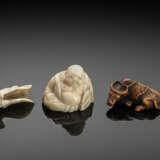 Vier Netsuke aus Elfenbein und ein Kagamibuta: Hotei, Frosch auf Lotusblatt, liegender Ochse, Ebisu auf einer Ratte reitend und Kinko Sennin - фото 1