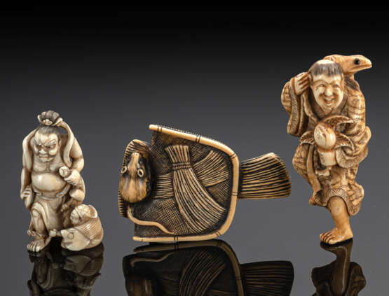 Drei Netsuke aus Elfenbein: Gama Sennin, Daikoku als Bildhauer an einer Nio-Statue arbeitend und Ratte auf einem Korb - photo 1