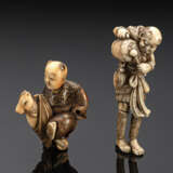 Netsuke des Raiden aus Elfenbein und Netsuke eines Karako mit Lackfassung und Details aus Elfenbein - Foto 1