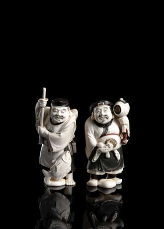 Zwei Okimono aus Elfenbein mit Darstellungen der zwei Glücksgötter Ebisu und Daikoku - photo 1