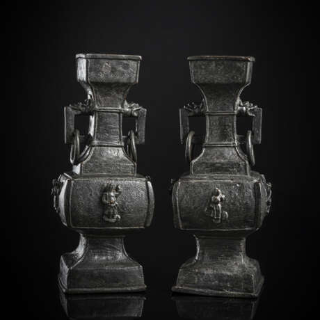 Paar Vierkantvasen, mit seitlichen Handhaben in Drachenform mit Ringen aus Bronze - фото 1