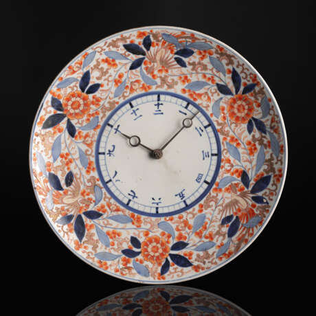 Seltene Imari-Wanduhr in Form einer Platte aus Arita-Porzellan mit Uhrwerk - фото 1