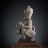 Ahnenfigur aus Stein auf einem Holzsockel - Foto 1