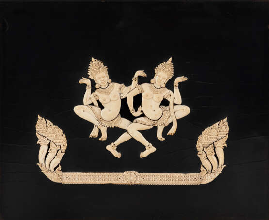 Bildtafel mit reliefiertem Dekor von tanzenden Apsaras aus Elfenbein auf schwarzem Lackfond - photo 1