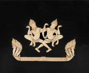 Bildtafel mit reliefiertem Dekor von tanzenden Apsaras aus Elfenbein auf schwarzem Lackfond