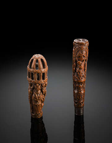 Zwei Griffe von Stöcken aus hellbraunem Holz mit Reliefdekor - Foto 1
