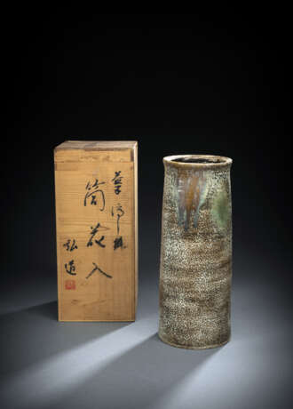 Stangenvase aus Keramik im Seto-Stil in Holzkasten mit Aufschrift Ukishikake tsutsu hana-ire Hiromichi. Siegel: Hiromichi - Foto 1