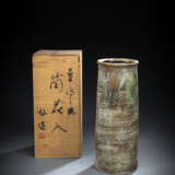 Stangenvase aus Keramik im Seto-Stil in Holzkasten mit Aufschrift Ukishikake tsutsu hana-ire Hiromichi. Siegel: Hiromichi - фото 1