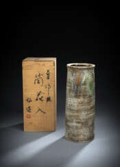 Stangenvase aus Keramik im Seto-Stil in Holzkasten mit Aufschrift Ukishikake tsutsu hana-ire Hiromichi. Siegel: Hiromichi