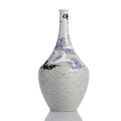 Seto-Vase mit Reliefdekor von Drachen zwischen Wolken über Wellen