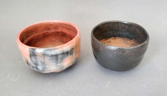 Drei Raku-Chawan, schwarzbraun bzw. pfirsichfarben-grau glasiert - Foto 1