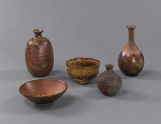 Gruppe von fünf Bizen-Keramiken