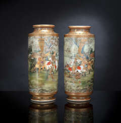 Paar zylindrische Satsuma-Vasen mit Samurai-Szenen in einer Gartenlandschaft