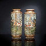 Paar zylindrische Satsuma-Vasen mit Samurai-Szenen in einer Gartenlandschaft - Foto 1