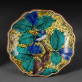 Blütenförmiges Kutani-Schälchen aus Porzellan mit Dekor eines Vogels auf einem Zweig - фото 1