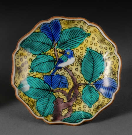 Blütenförmiges Kutani-Schälchen aus Porzellan mit Dekor eines Vogels auf einem Zweig - photo 1