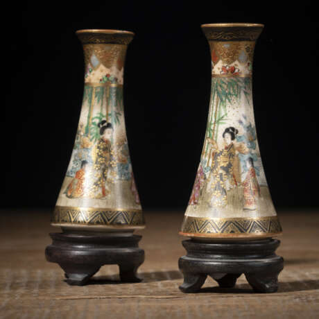 Paar kleine Satsuma-Väschen mit umlaufendem figuralem Dekor - Foto 1