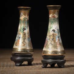 Paar kleine Satsuma-Väschen mit umlaufendem figuralem Dekor
