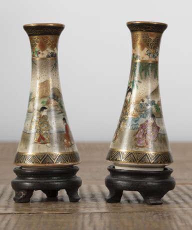 Paar kleine Satsuma-Väschen mit umlaufendem figuralem Dekor - Foto 2