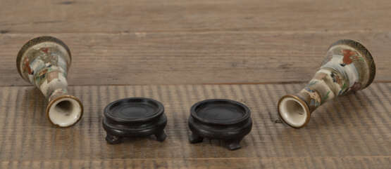 Paar kleine Satsuma-Väschen mit umlaufendem figuralem Dekor - фото 4