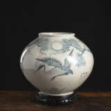 Schultertopf aus Porzellan mit unterglasurblauem 'Kiefer und Kranich'-Dekor - фото 1