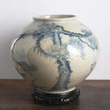Schultertopf aus Porzellan mit unterglasurblauem 'Kiefer und Kranich'-Dekor - фото 2