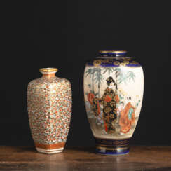Zwei Satsuma-Väschen mit 'Mille fleurs'- und Figurendekor