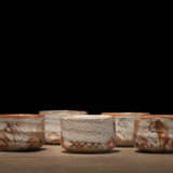 Satz von fünf Studiokeramik-Speisenschalen (mukozuke) in beschriftetem Holzkasten - photo 2